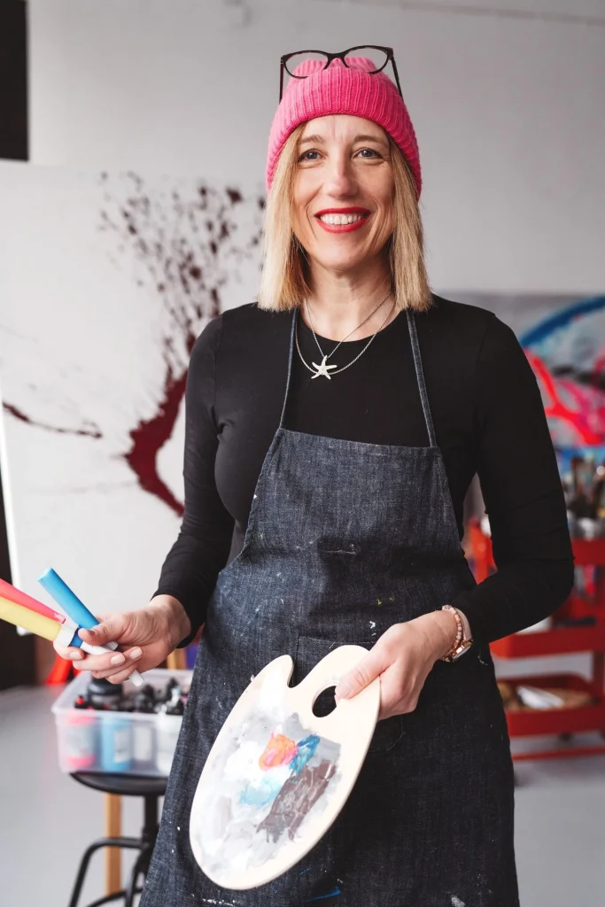 Künstlerin Jutta Reindler im Atelier beim Malkurs in Herzogenaurach mit Farbpalette