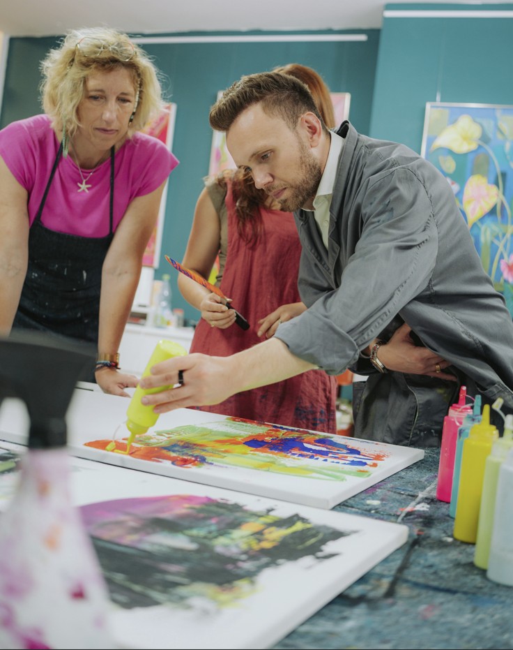 Malkurs in Herzogenaurach mit Teilnehmern beim Malen und Farblehre im Atelier