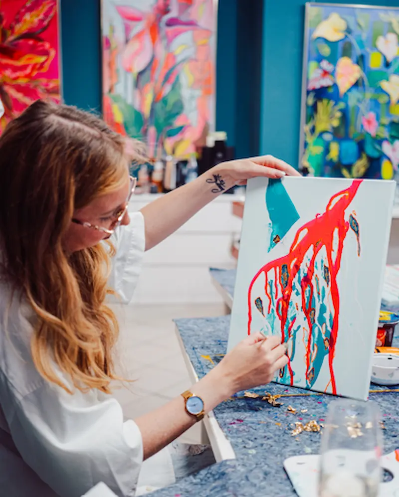 Frau gestaltet ein abstraktes Kunstwerk beim Junggesellinnenabschied im herzo ART Space