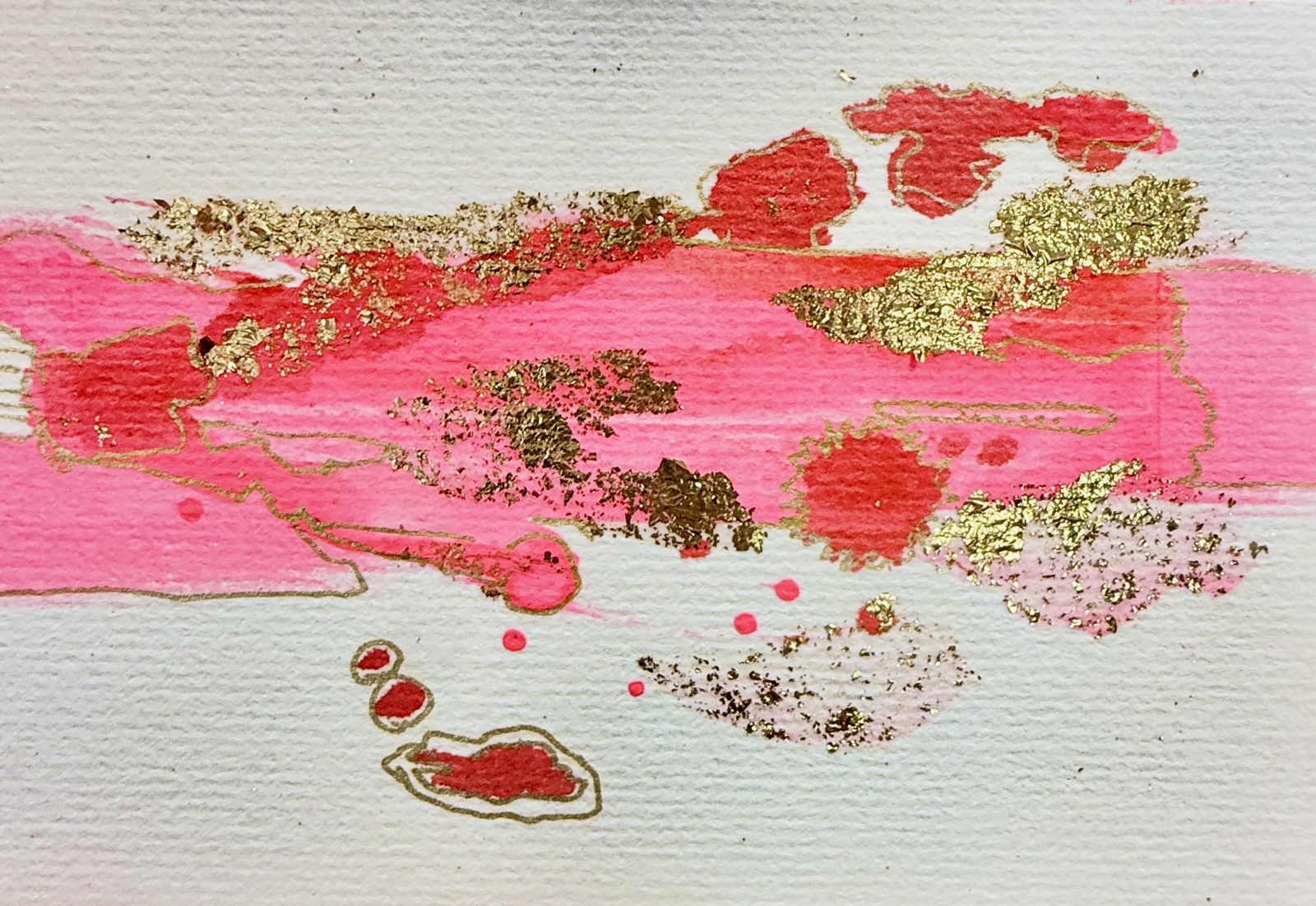Nahaufnahme einer Karte mit Neonpink, Rot und Blattgold